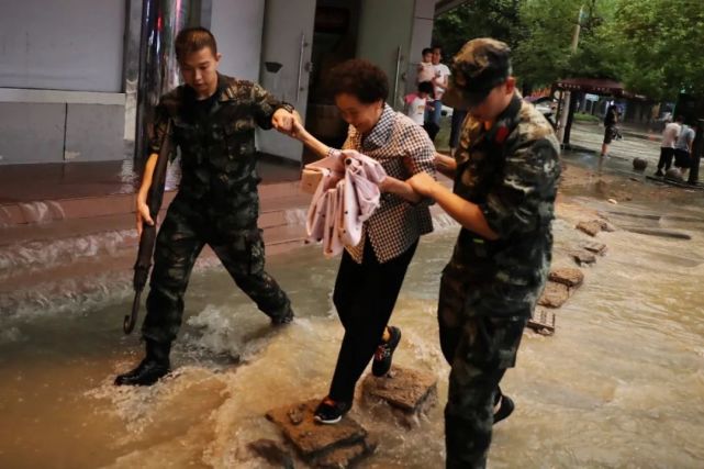 武警重庆总队执勤五支队 紧急出动数十名官兵, 救援出受灾群众十余人