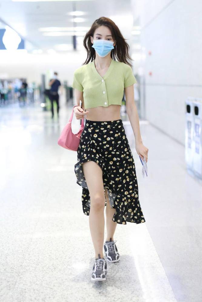 金晨与大7岁金莎隔空比美,同穿卡通t恤秀美腿,不是年轻就能赢