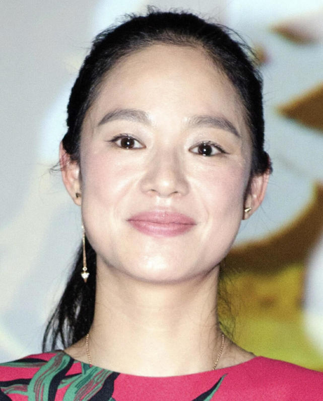 周韵高颜值任性,素颜妆容搭配连衣裙现身,依然年轻