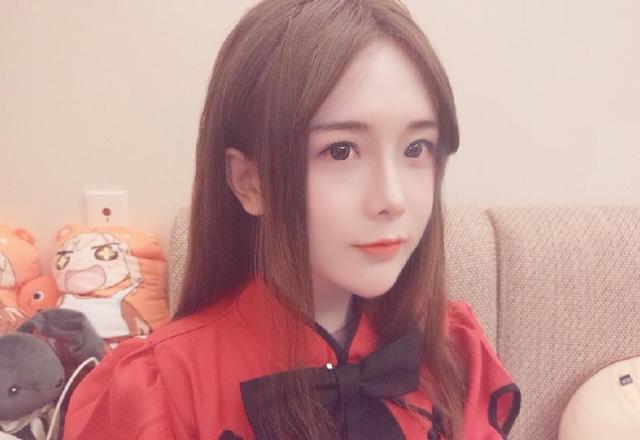 轩墨宝宝 艾比 艾比是在女装大佬界的后起之秀,本身清秀的颜值加上傲