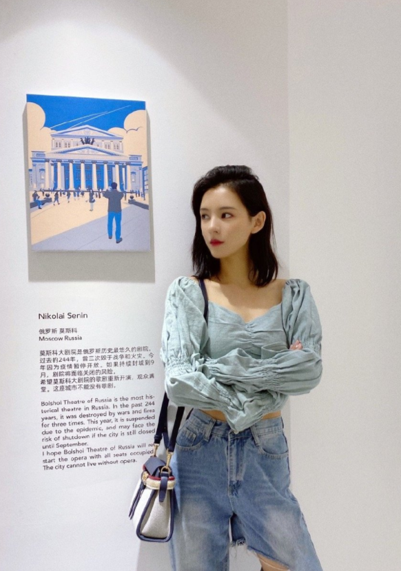 张予曦洋娃娃容颜精致,穿红裙装冷艳贵气,这样貌身材太好了