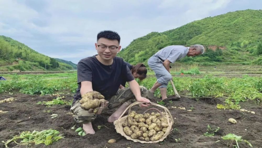 返乡青年直播带货,感叹家乡充满机会