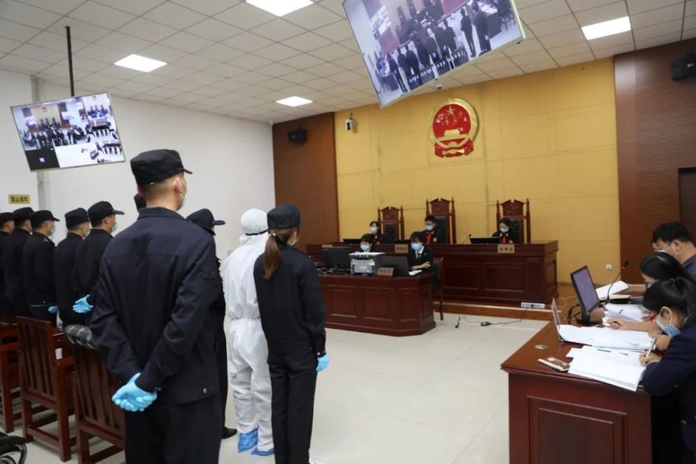 经法院审理查明,被告人王某甲,王某乙,乔某某,刘某四人采取招募,雇佣