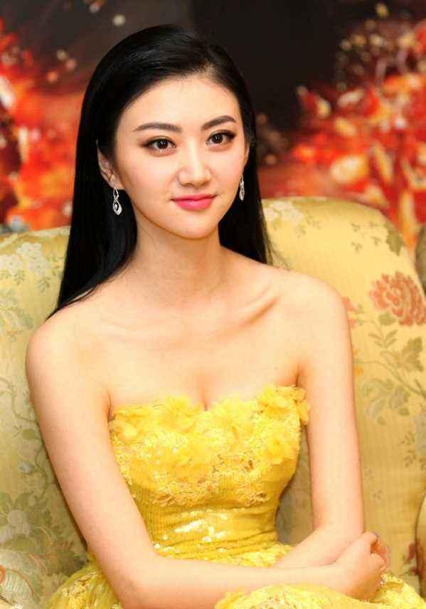 北影同班四朵金花,最红属郑爽,景甜阚清子还行,仅她一人不温不火