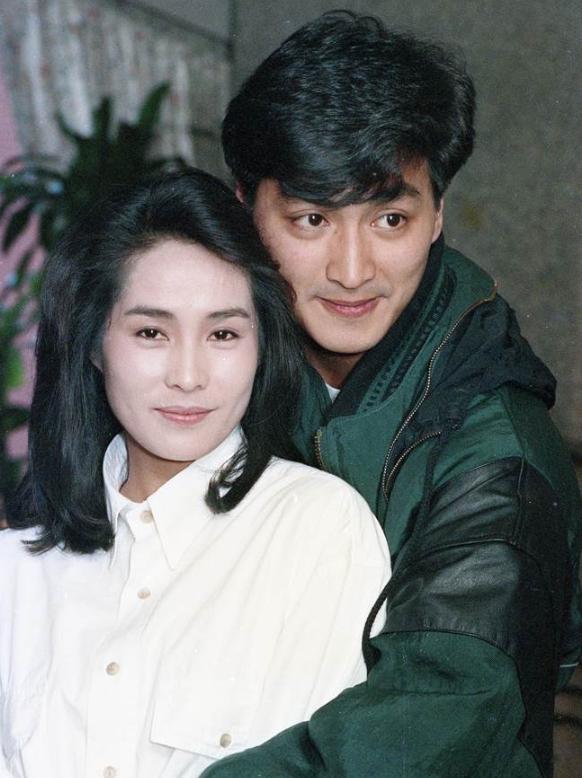61岁何家劲帅气逼人,为了与前任的60岁婚姻之约,他