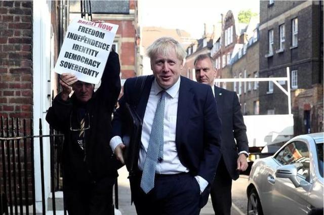 发型不羁剪发挺积极！英国首相换发型，头发稀疏不做“金毛怪咖”