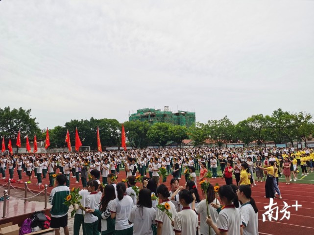 梅州中学举行了一场特别的毕业典礼