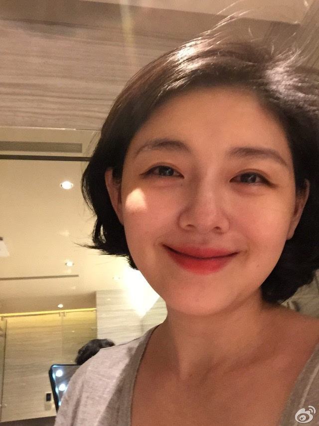 大S也难逃发福，胖回来全身都是大妈味，还剪了这种显老的短发！