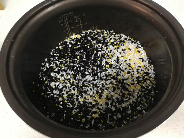 用这种电压力锅蒸米饭时加水要比老式电饭锅略少一些,蒸出的米饭也更