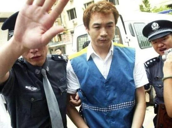 开车撞死人,被送花圈,吸毒,越混越惨的高虎,做房地产还成老赖