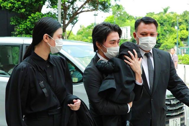 赌王长孙曝光?奚梦瑶夫妇抱8个月大儿子参加葬礼,窦骁陪女友露面