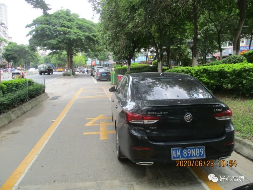 车牌为粤k89n89的小轿车也停在高凉路公交车专用通道.