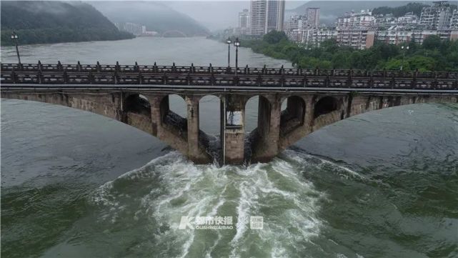 今天下午,泄洪江水经过建德城区的白沙大桥.