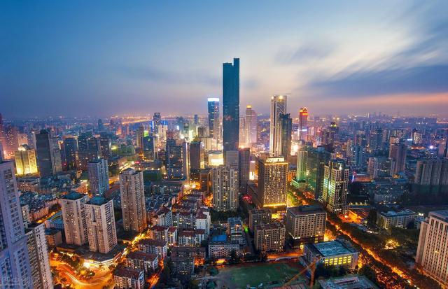 房企濒临破产也不降价，楼市发出3大信号，没买房的“偷着乐”了
