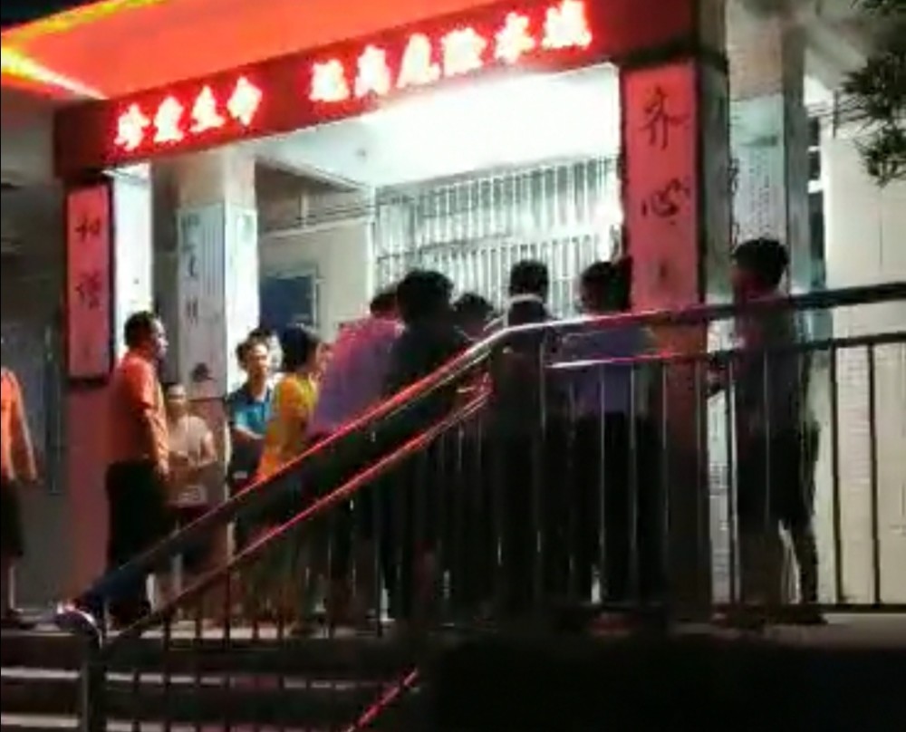 涉诱奸多名女学生 广东一小学老师被家长群殴
