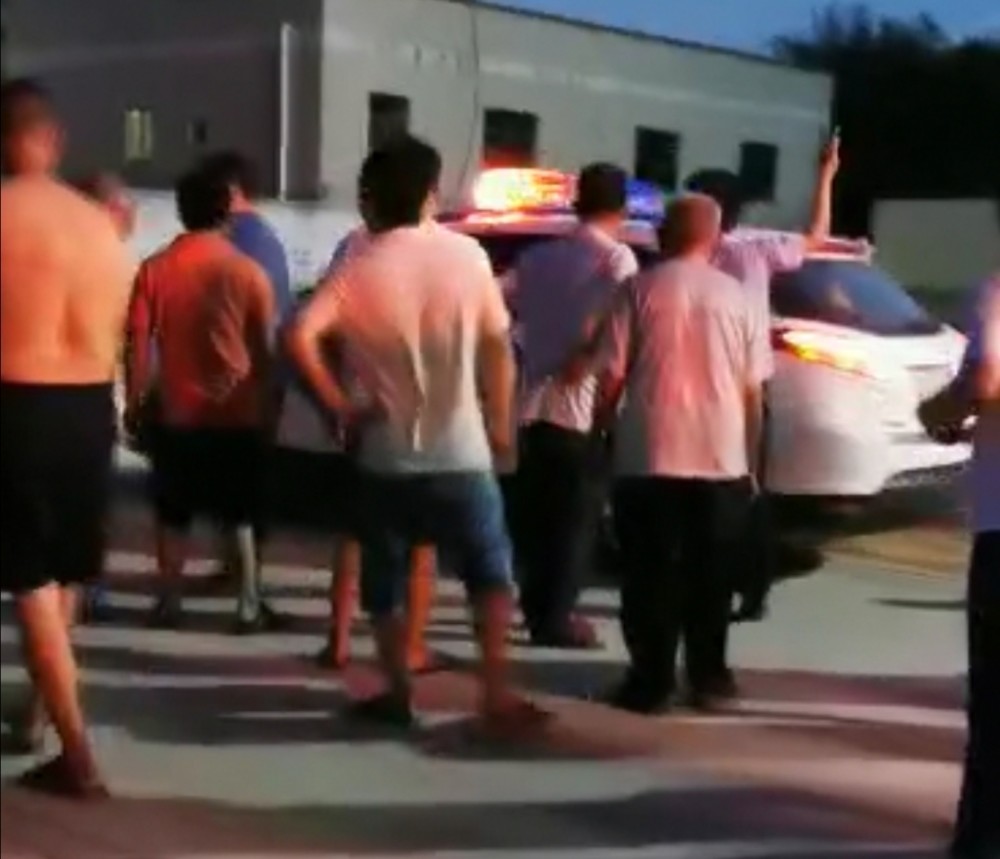 涉诱奸多名女学生 广东一小学老师被家长群殴