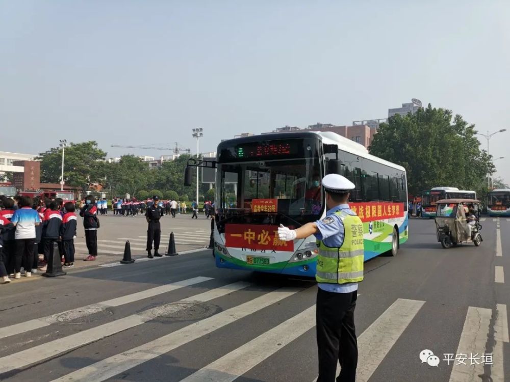 长垣市公安局执勤民警认真落实各项安保措施,全力维护考点秩序,确保