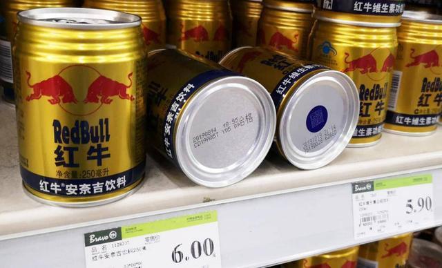 安奈吉和红牛维生素功能饮料摆放在一起