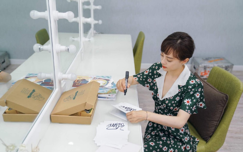 孙俪终于留长发了，精致扎发搭配一条碎花裙，气质又减龄！
