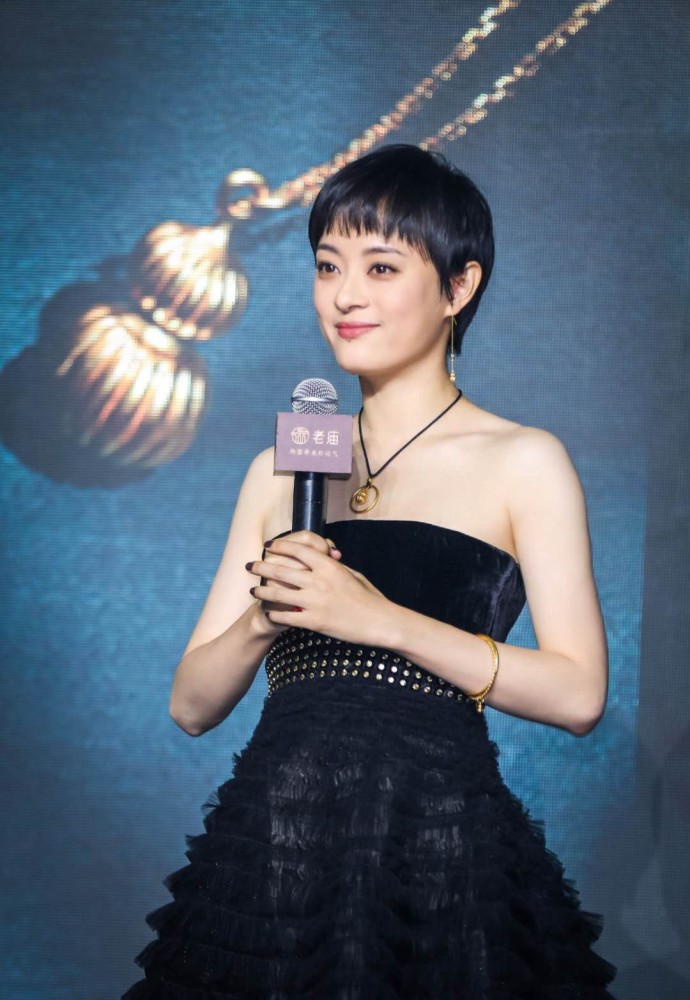 孙俪终于留长发了，精致扎发搭配一条碎花裙，气质又减龄！