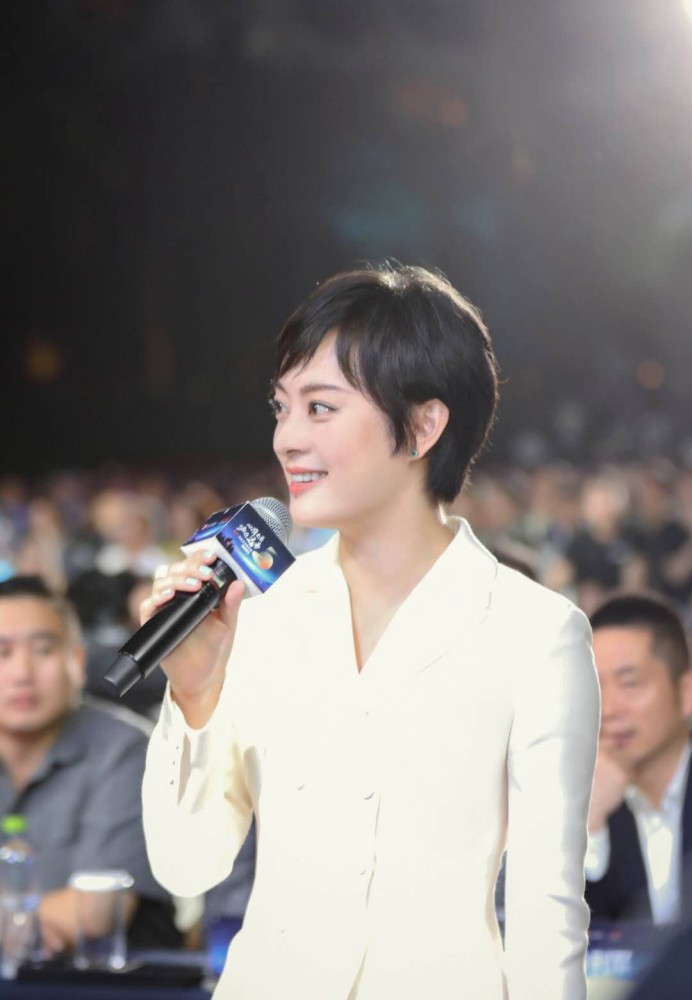 孙俪终于留长发了，精致扎发搭配一条碎花裙，气质又减龄！