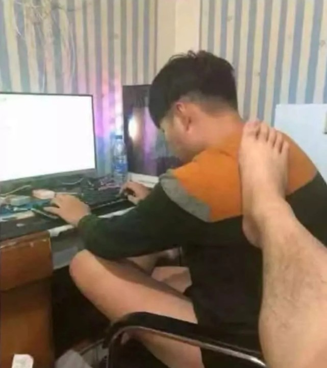 搞笑图集:男朋友老打游戏,叫也不理我!