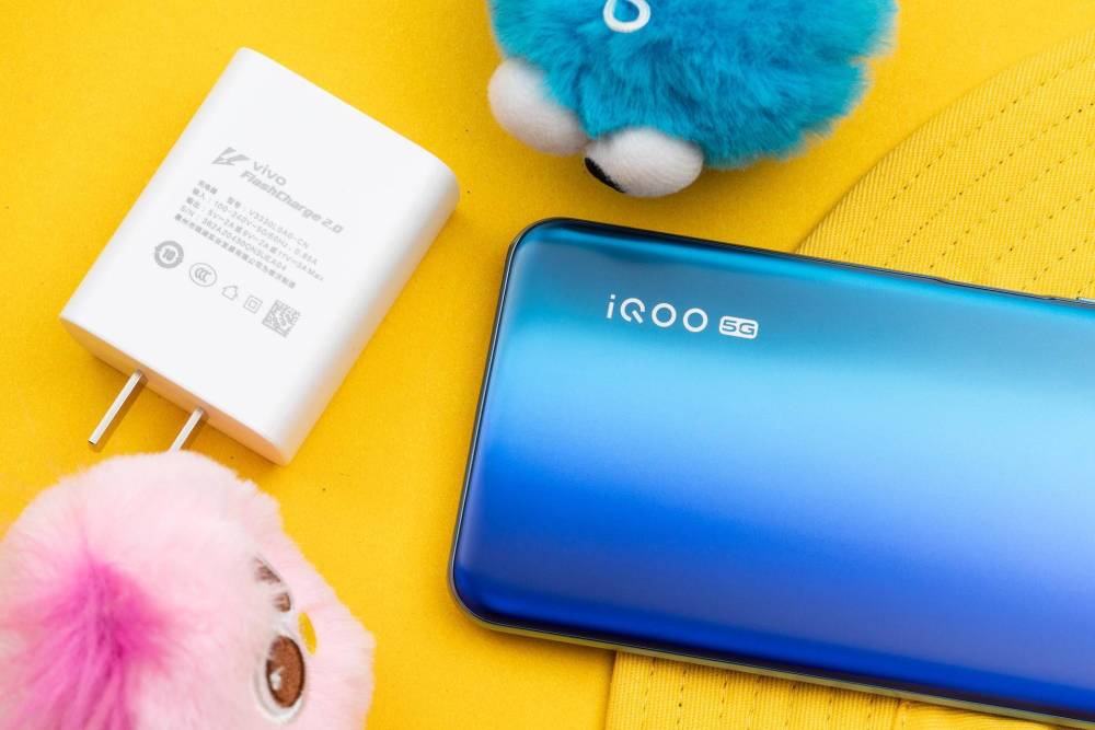 想出门不带充电宝iqooz1x的5000mah大电池满足你的愿望