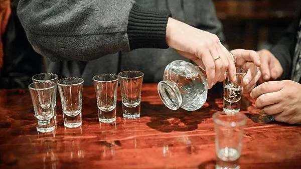 大家一起喝酒,酒桌上的这3种行为,都很令人讨厌!