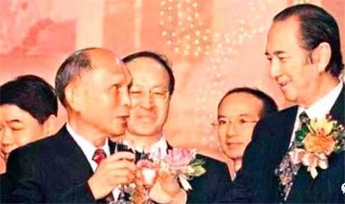 明日赌王出殡,他一生只为2人扶灵:一个不共戴天,一个捧他成王