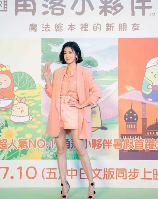 45岁贾静雯真的拼，大妈年纪穿一身粉配波波头，她让00后们怎么活？