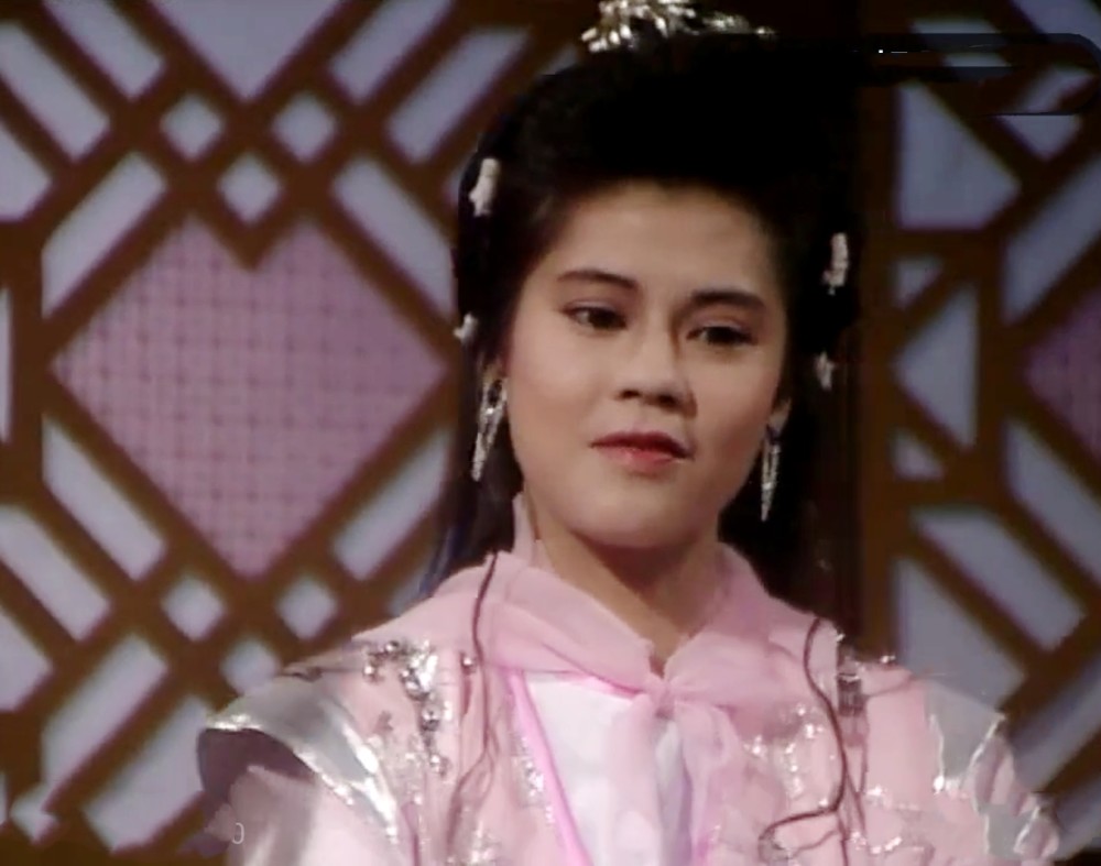 虽然任盈盈的造型拖后腿但梁佩玲在其他古装剧里美得花样百出