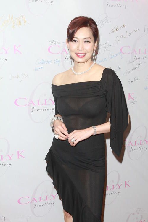 邝美云穿衣品味确实不俗,在满脸沧桑的事实下,依旧