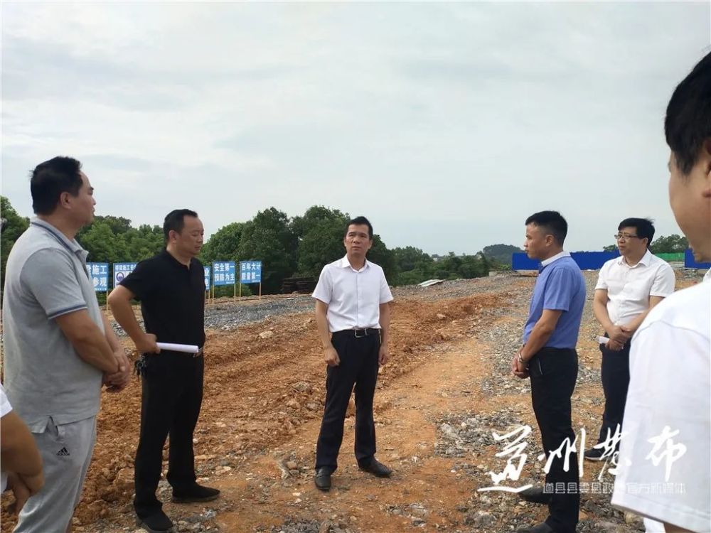 吴恢才到g207道县绕城公路拓改工程现场办公