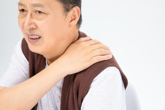 肩膀痛抬不起来,就是肩周炎?乱治会弄坏肩关节!正确做法有3个