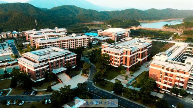 飞上天空看广东碧桂园职业学院真大气