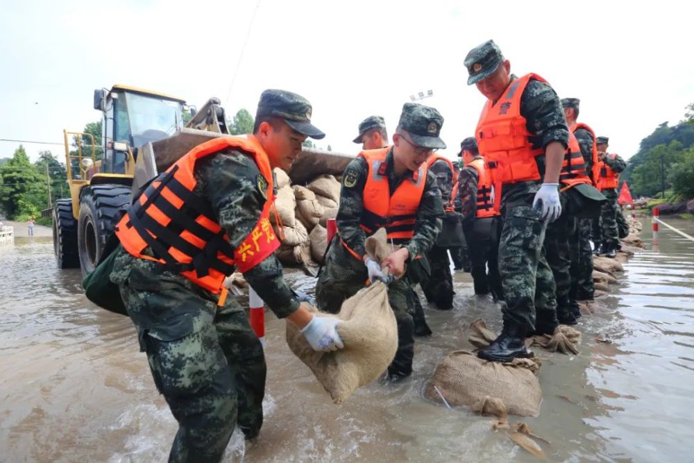 危难时刻显身手!解放军和武警官兵连续奋战抢险救灾