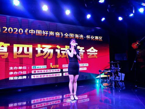 5号学员易慧玲给我们带来了一曲《春天的芭蕾,扎实的美声功底折服了