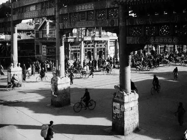 1940年代, 北京街头骑自行车的女子.