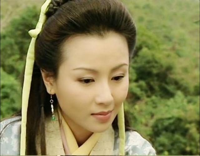 其实,刘亦菲饰演的《仙剑》与袁洁莹扮演的《人龙传说》造型是出自同