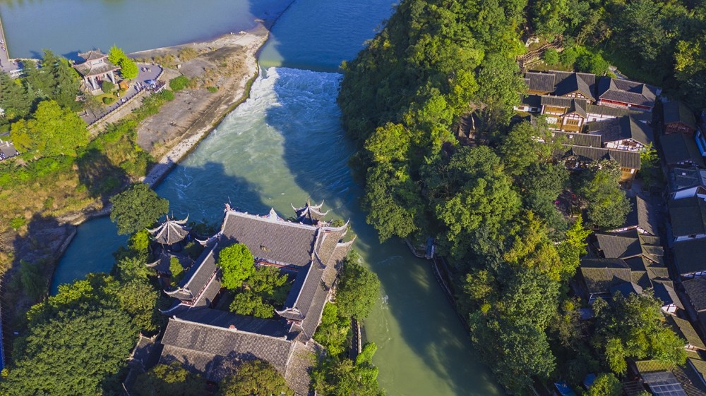 鱼嘴,安澜索桥,松茂古道等著名景点,今天水灵妹就为大家带来都江堰