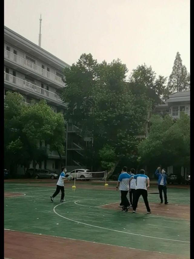 武汉市虹桥中学:校长早早守候在门口 早上6点,武汉市弘桥中学校长熊仲