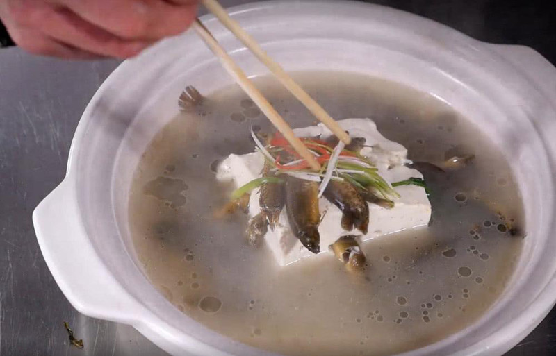 中国名菜“泥鳅钻豆腐”，真的是泥鳅钻进豆腐吗？实验“真相”来了