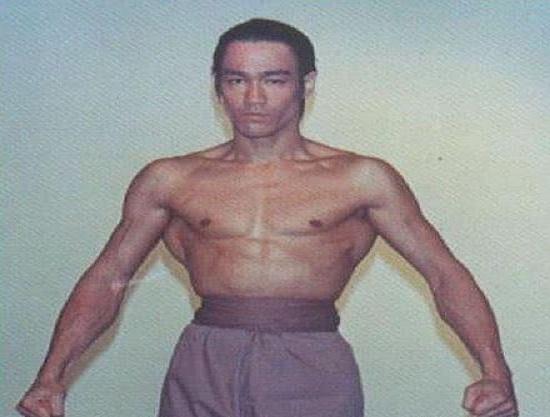李小龙的肌肉并不健硕，但线条明显，他是怎么练出来的？