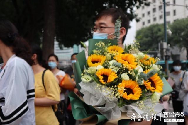 一举夺魁!考试结束后,考点外成葵花的海洋