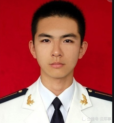 本以为帅哥上交给国家只是说说,看到军人高清正面照,才知道为何迷妹