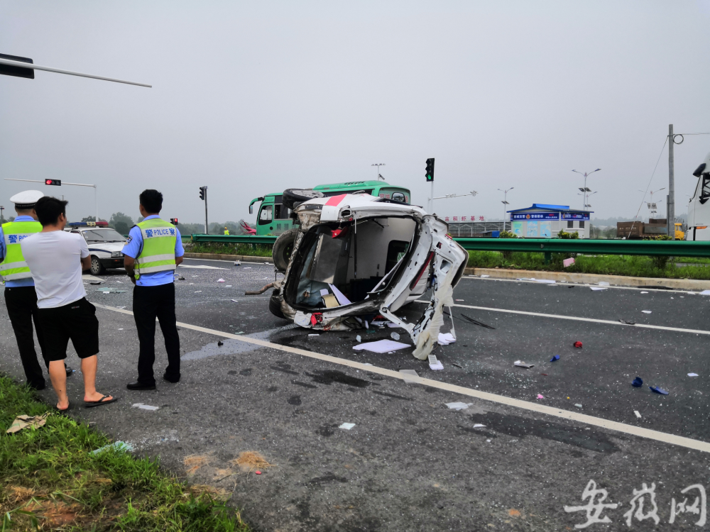 宣城一辆救护车发生交通事故侧翻事发时正执行任务