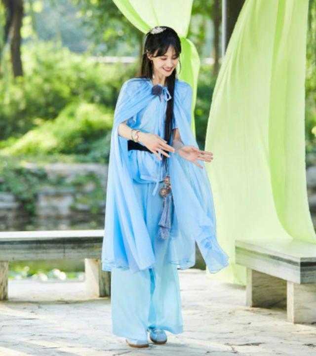 有一种美叫穿古装的郑爽,浅蓝色薄纱古装将仙女气质烘托到极点
