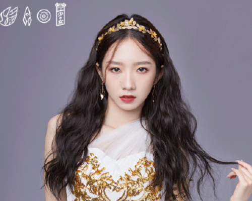 火箭少女白金女神造型，孟美岐霸气，傅菁异域，看到杨超越：颜值巅峰