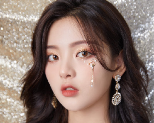 火箭少女白金女神造型，孟美岐霸气，傅菁异域，看到杨超越：颜值巅峰