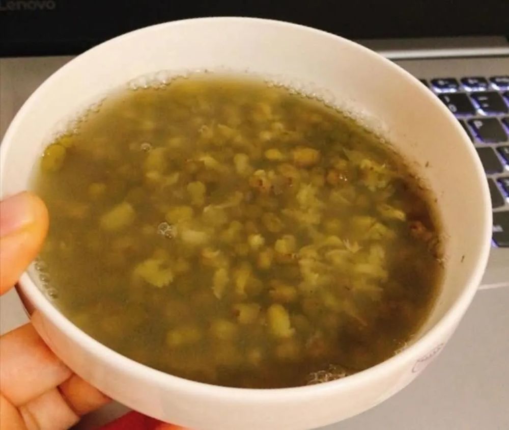 05 夏天饮绿豆汤,清热解火,尤其喝一碗冰镇绿豆汤,那叫一个"爽"